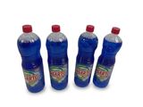 trois bouteilles remplies d'un liquide bleu sont posées les unes à côté des autres sur une surface blanche