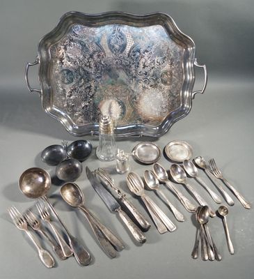 beaucoup d'argenterie sur une table, avec un miroir en arrière-plan