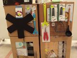 des boîtes empilées les unes sur les autres, sur lesquelles sont posés des ciseaux et d'autres objets