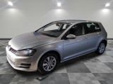 La Volkswagen Golf argentée est garée dans une grande pièce.