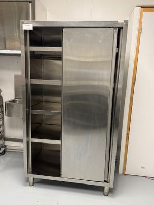 une armoire en acier inoxydable au milieu d'une pièce
