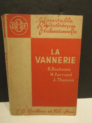 un vieux livre posé sur une table blanche, près d'un mur noir