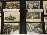 une vieille photo en noir et blanc d'un livre sur lequel figurent des portraits de personnes
