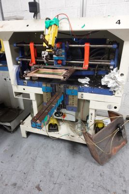 une image d'une machine qui travaille sur un morceau de bois
