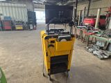 La machine est dans le garage, la télé est allumée.