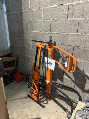 une petite machine qui se trouve dans le coin d'une pièce