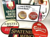 de nombreuses affiches de bière différentes sur un fond blanc