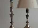 deux lampes posées sur une table blanche