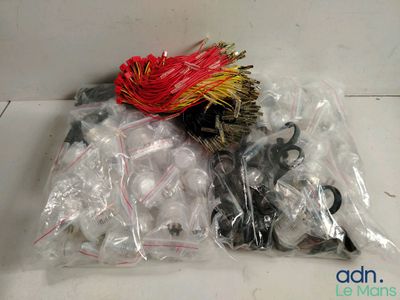 un sac contenant divers objets, posé par terre