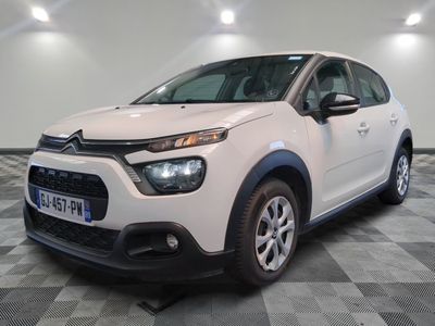 la petite voiture blanche est garée dans une grande pièce
