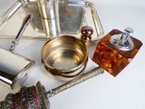 beaucoup d'objets en argent qui se trouvent sur la table