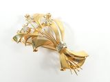 une broche en or ornée d'un bouquet de fleurs