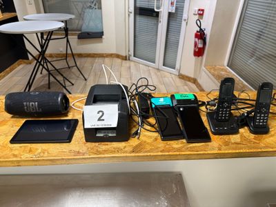 une table sur laquelle sont posés de nombreux appareils électroniques