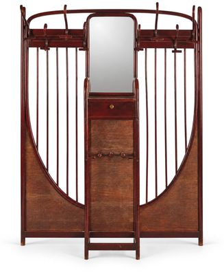 un portail en bois surmonté d'un miroir