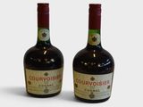 deux bouteilles de vin posées l'une à côté de l'autre sur une surface blanche