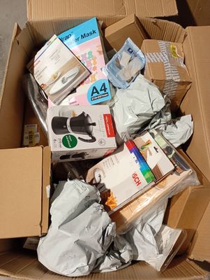 une boîte en carton remplie d'objets divers qui s'y trouvent