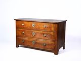 une image d'une commode sur fond blanc