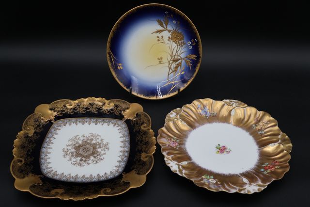 Deux assiettes et une coupelle en porcelaine décor or 