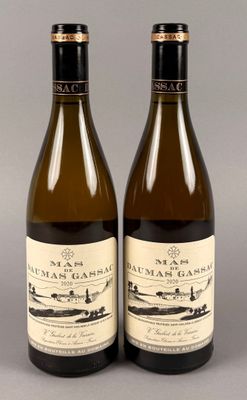 deux bouteilles de vin posées l'une à côté de l'autre sur une table
