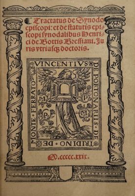 un vieux livre sur lequel figure l'image d'un homme tenant une croix