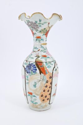Vase balustre à col corole en porcelaine à décor polychrome …