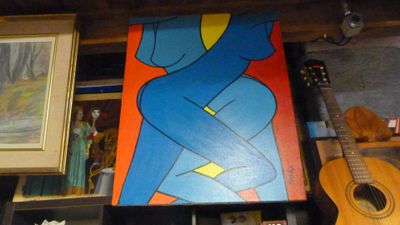 un tableau représentant une femme tenant une guitare posée sur une étagère