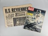 deux journaux posés sur une table, avec une photo d'un astronaute sur la Lune