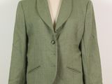 une photo d'une veste verte sur un mannequin