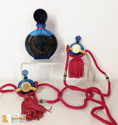 un flacon de parfum à côté d'une corde et d'un flacon de parfum
