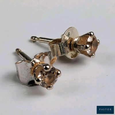 une paire de boucles d'oreilles posée sur une table