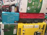 de nombreuses boîtes d'appareils électroniques empilées les unes sur les autres