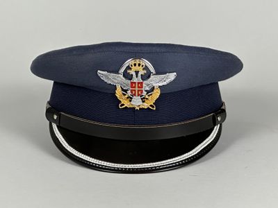 casquette d'officier de marine avec des insignes sur le dessus