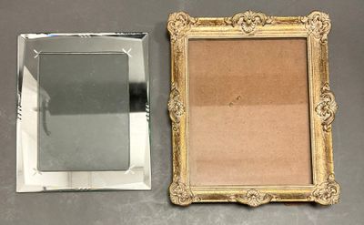 Deux cadres porte-photos, l'un en verre (dos à refixer) et l…
