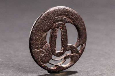 un gros plan d'un objet métallique posé sur une table, sur fond gris