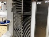 une photo d'une cuisine professionnelle où l'on voit beaucoup de plats