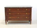 commode ancienne avec dessus en marbre et poignées en laiton