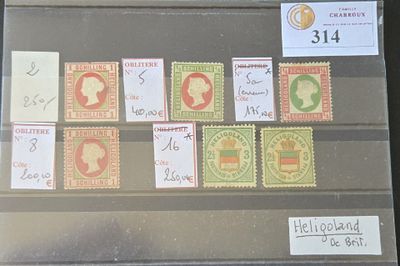 la photo d'une vitrine contenant des timbres
