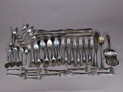 many spoons and spoon spoons are arranged on a rack
