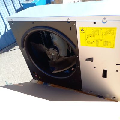 un ventilateur posé sur une boîte