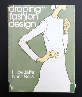 la couverture d'un livre sur laquelle figure le dessin d'une femme en robe blanche
