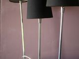 trois lampes posées sur une table