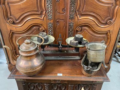 deux vases posés sur une table en bois