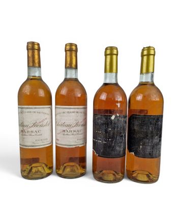 trois bouteilles de vin sont posées les unes à côté des autres sur une surface blanche