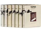 six livres alignés sur une surface blanche