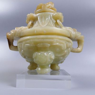 Arts d’Asie. Chine. Brûle-parfum tripode couvert, la prise e…