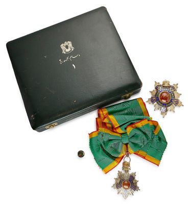 une boîte noire avec un ruban vert et une étoile dorée, un ruban vert avec une étoile dorée, un ruban vert avec une étoile dorée et un ruban rouge