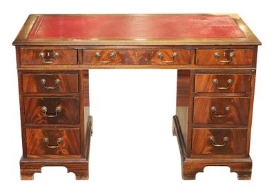 un bureau en bois avec des tiroirs et un plateau en cuir rouge