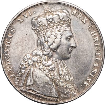 Gros plan sur une pièce d'argent ornée d'une couronne