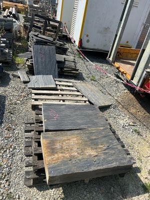 de nombreux morceaux de bois posés par terre à côté d'un train
