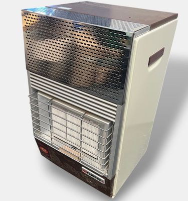 un petit radiateur blanc posé sur une table
